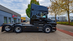 20251019-Tom-Holding-00476